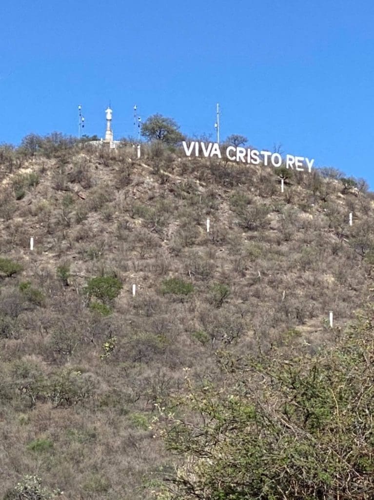 Letras Viva Cristo Rey en cerro El Tolimán San Julián
