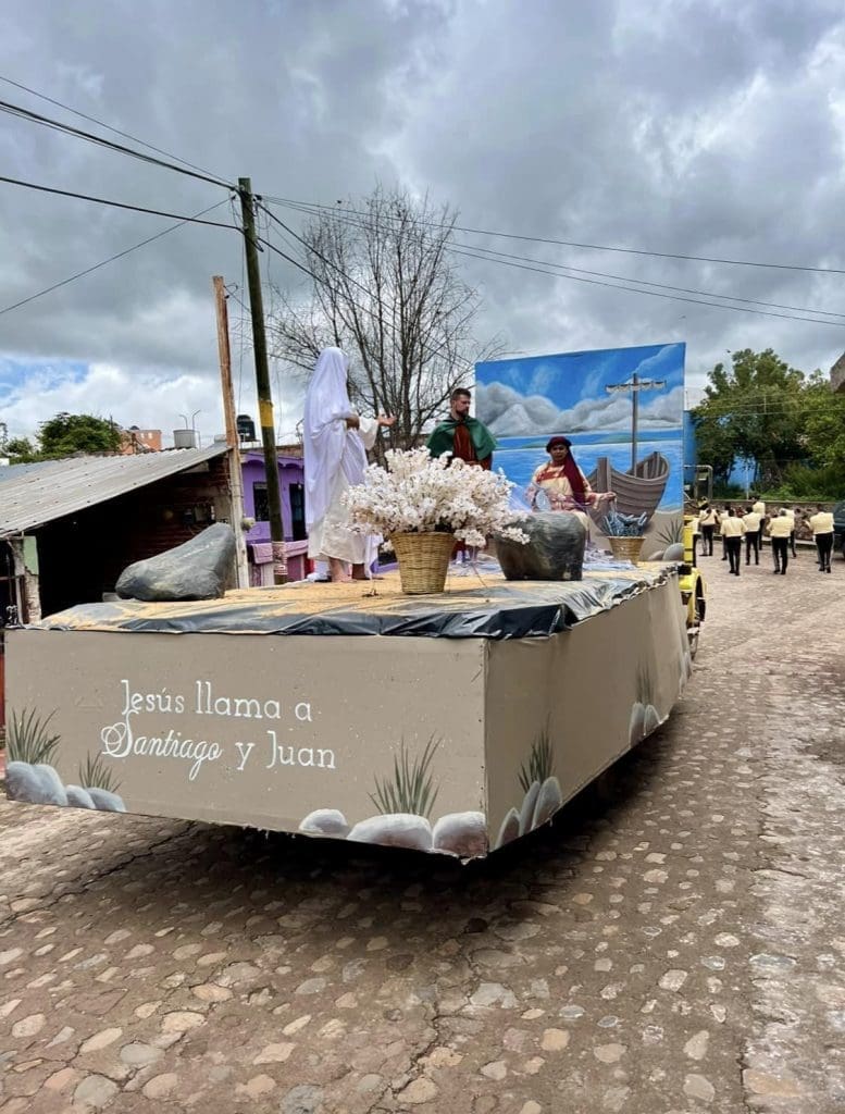Carro alegórico con Jesús, Santiago y Juan