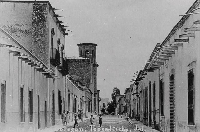 Fotografía antigua de la calle Victoriano Salado en Teocaltiche