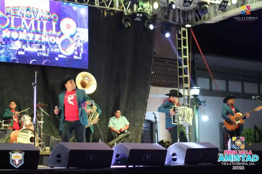 Banda regional tocando en el escenario de la Feria de la Amistad en Villa Corona