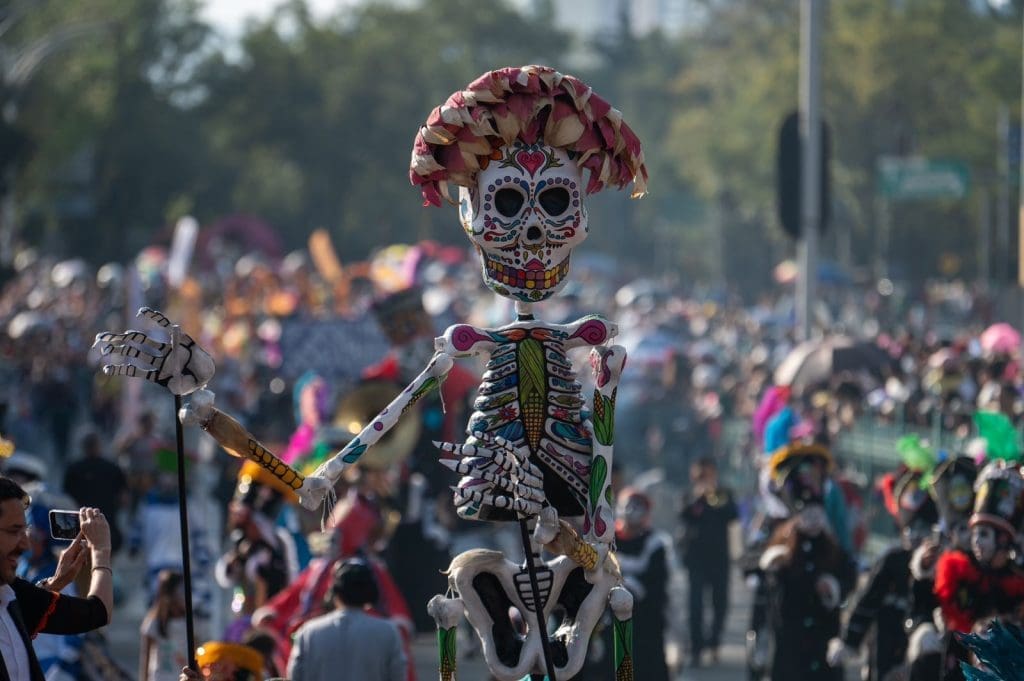 La película 007 Spectre de 2015 inspira el desfile de muertos de 2016 de la Ciudad de México