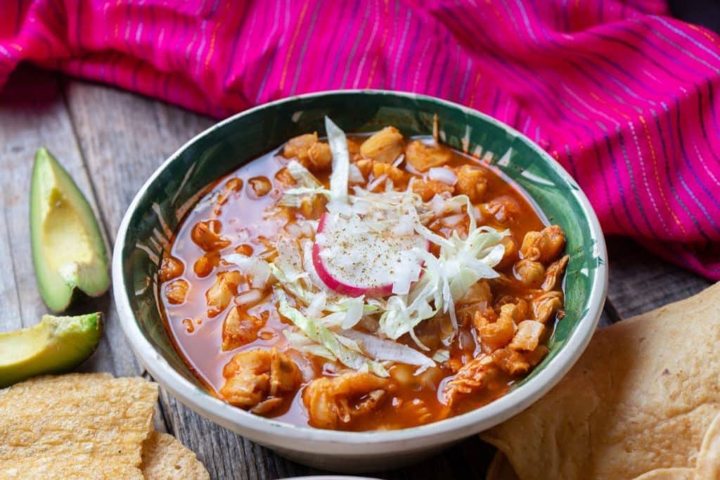 El pozole es un platillo muy diverso que refleja la esencia de cada estado donde se prepara; además, como es un platillo que se conserva bien por varios días, resulta ideal para las fiestas.