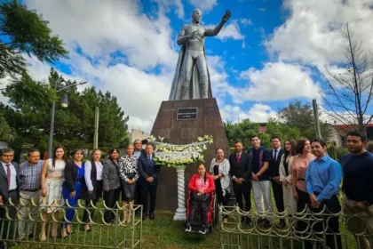 Autoridades junto a la estatua de El Santo