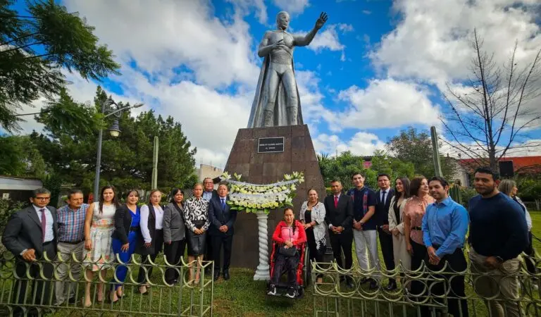 Foto con autoridades junto a la estatua de El Santo
