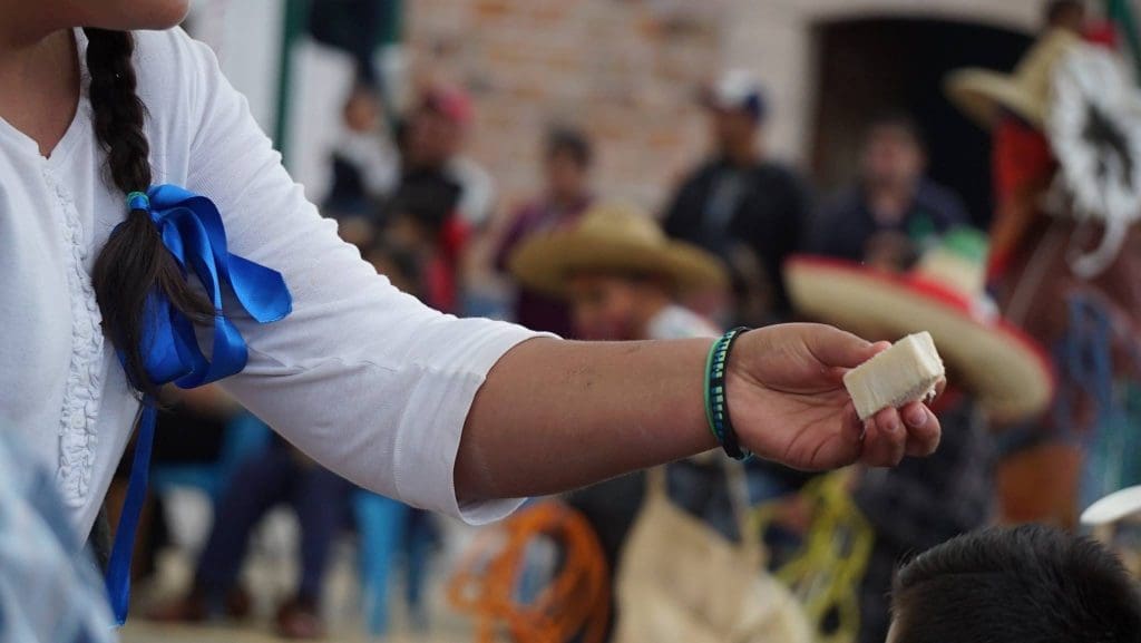 Repartición de queso y otros alimentos