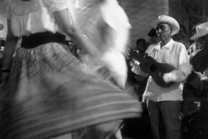 Foto antigua de grupo musical y danzantes del son jarocho