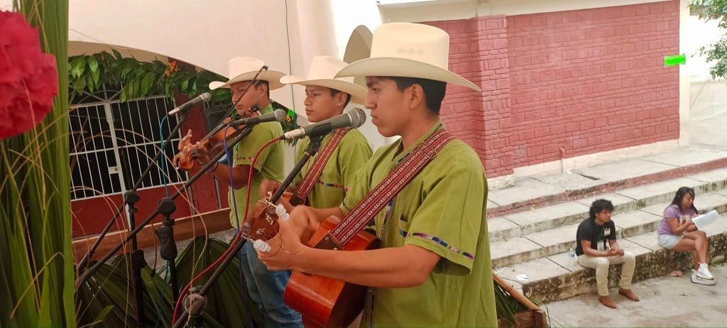 Grupo musical en escenario del encuentro de huastecas