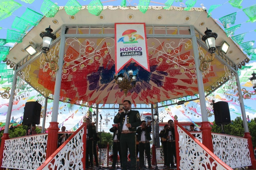 Kiosco plaza principal de Mixtlán y mariachi