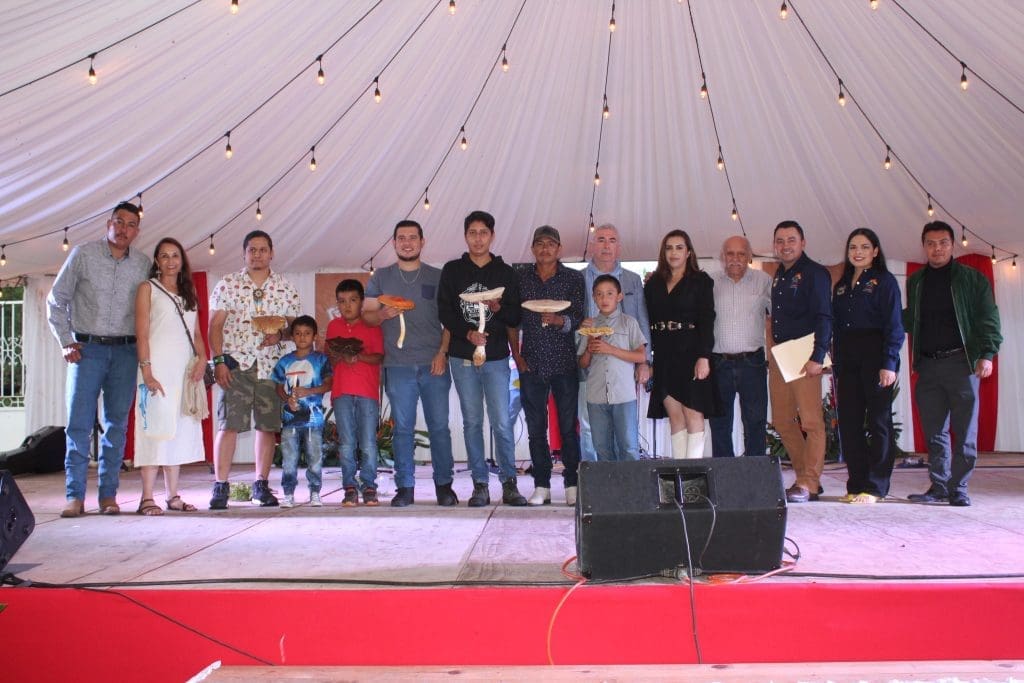 Ganadores del concurso con sus hongos