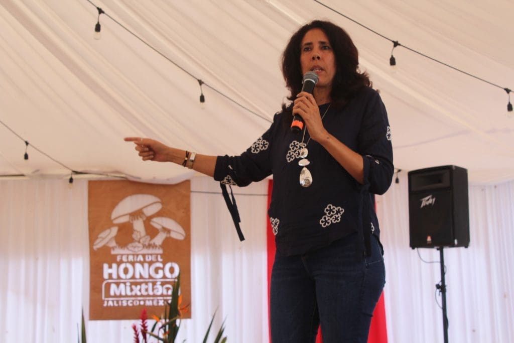 Conferencista en la feria del hongo