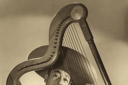 Andrés Huesca con su icónica Arpa