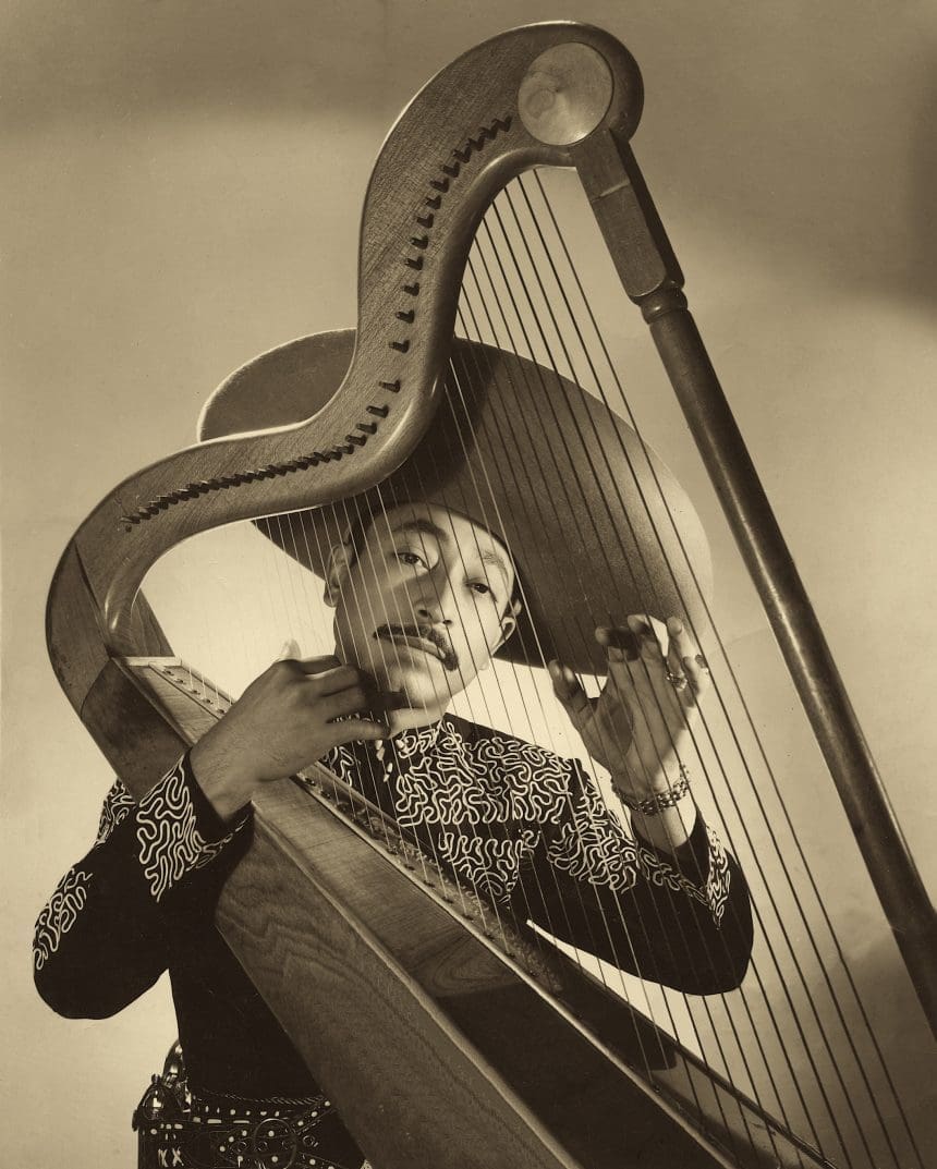 Andrés Huesca con su icónica Arpa