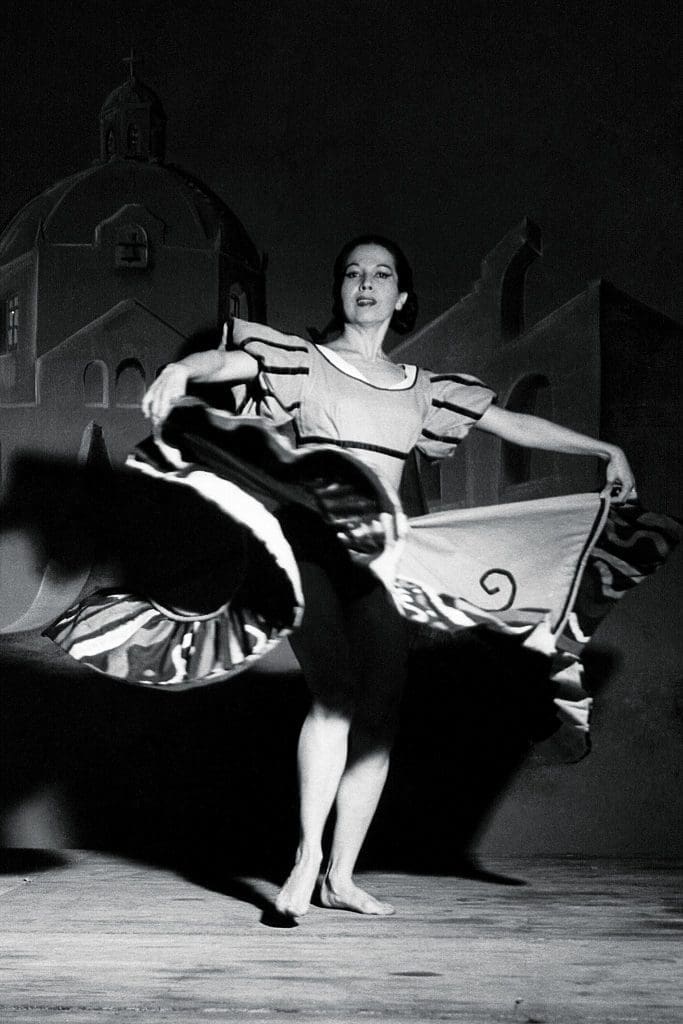 Amalia Hernández; inició su grupo de Ballet Moderno de México con ocho integrantes