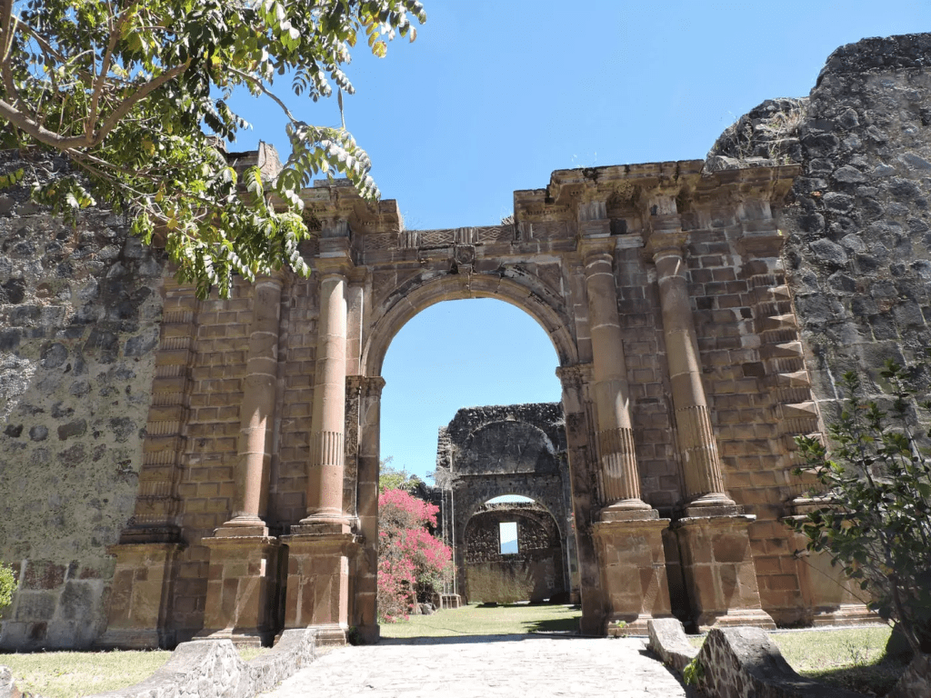 Cimientos y muros reforzados del Templo Inconcluso de la Preciosa Sangre de Cristo en Mascota, Jalisco