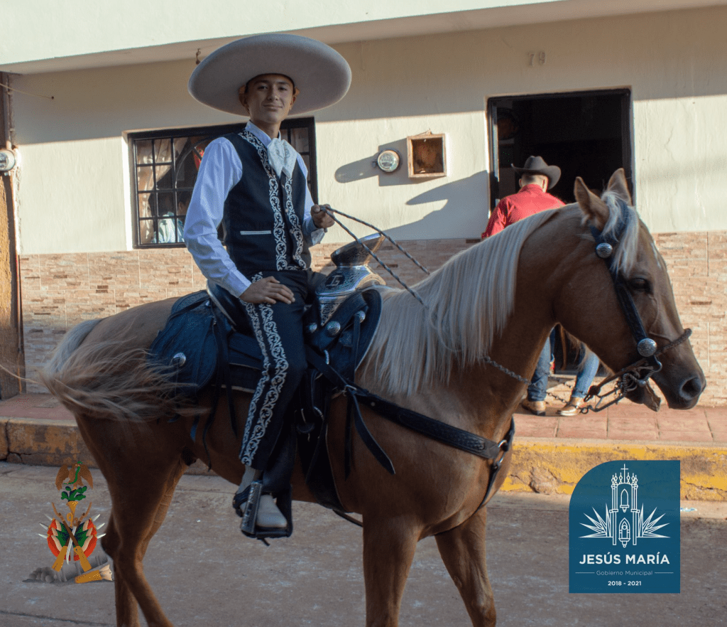 Charro usado su vestimenta con elementos de la talabartería