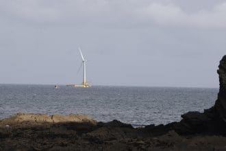 Prototipo (fondo) de aerogenerador de eólica marina flotante, en una imagen de archivo.EFE/Luis Tejido