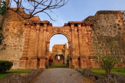 Arcos del Templo Inconcluso de la Preciosa Sangre
