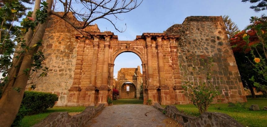 Arcos del Templo Inconcluso de la Preciosa Sangre