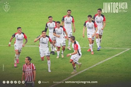 Chivas y Atlas protagonizan intenso partido por el pase a Cuartos con polémico final