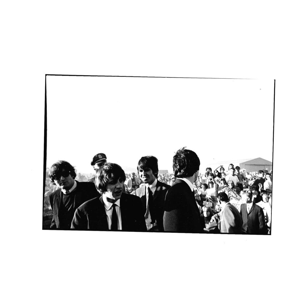 La llegada de Los Beatles causó furor entre los miles de asistentes que los recibieron en el aeropuerto