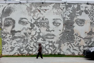Fotografía que muestra el mural del artista portugués Vhils en el barrio de Pinheiros, en São Paulo (Brasil). EFE/Sebastiao Moreira