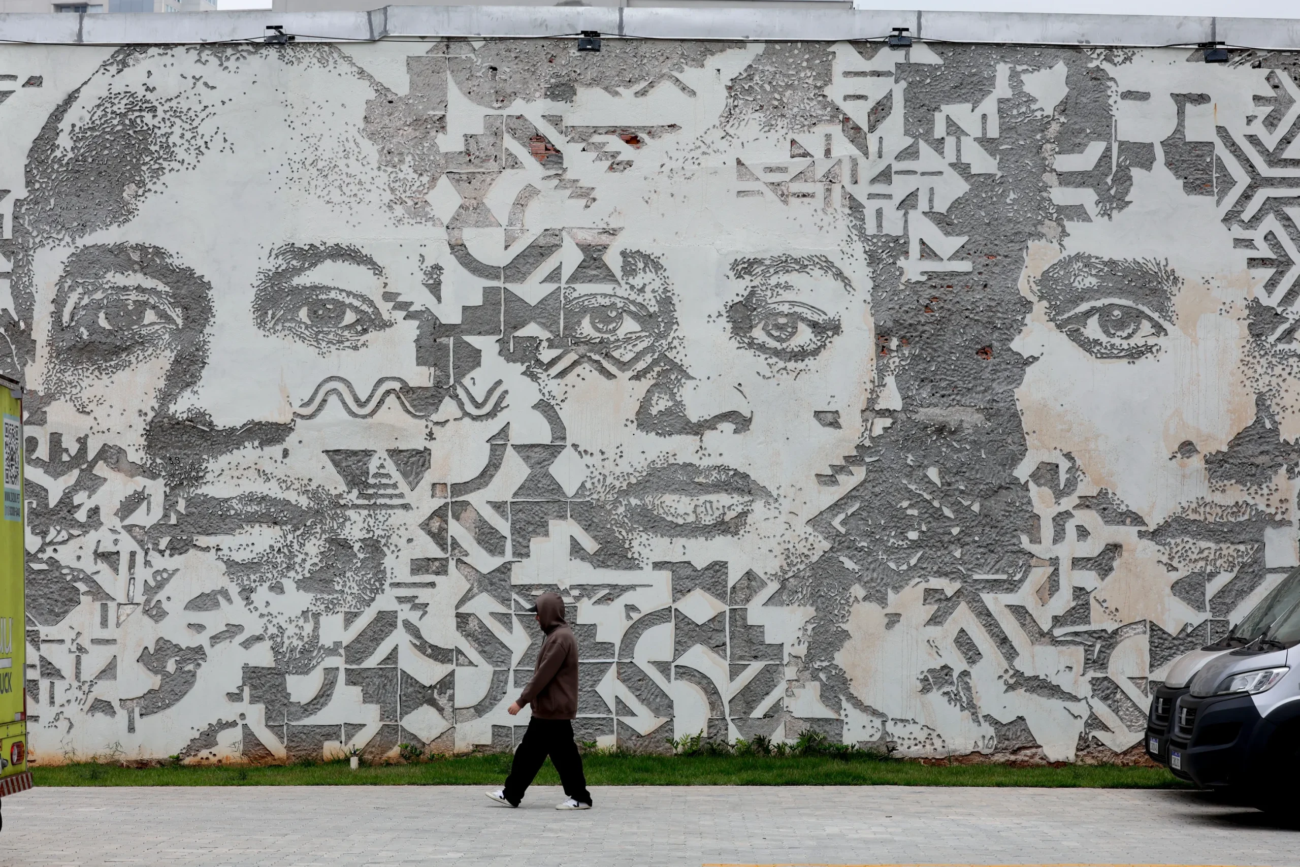 Fotografía que muestra el mural del artista portugués Vhils en el barrio de Pinheiros, en São Paulo (Brasil). EFE/Sebastiao Moreira