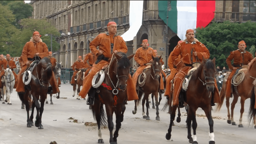 En el desfile estuvieron presentes integrantes de la Federación Mexicana de Charrería, quiénes recordaron el origen de la charrería proveniente de haciendas y movimientos revolucionarios.