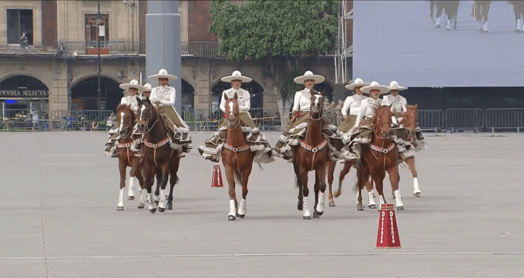 En el desfile estuvieron presentes integrantes de la Federación Mexicana de Charrería, quiénes recordaron el origen de la charrería proveniente de haciendas y movimientos revolucionarios.