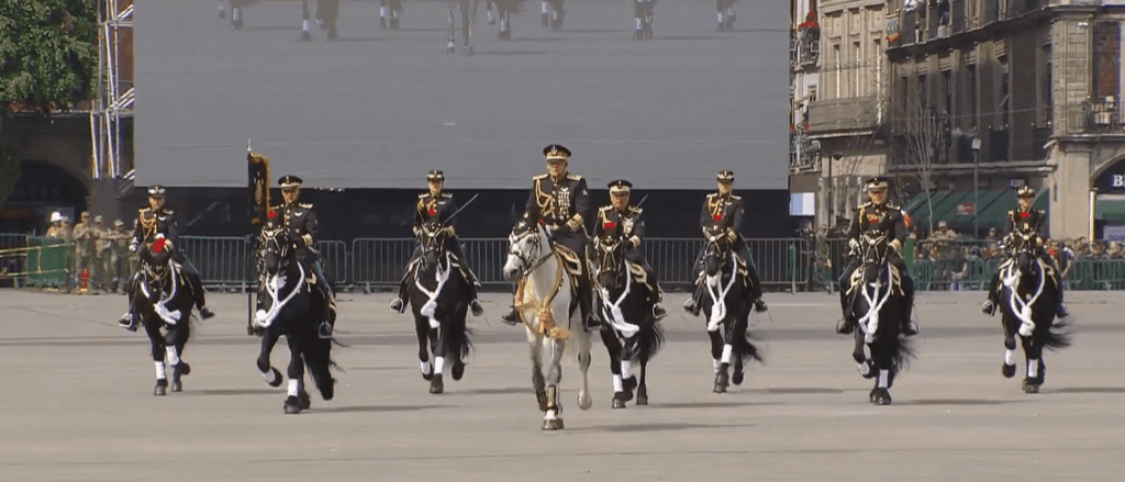 El Heroico Colegio Militar también estuvo presente con un contingente de caballería, en el que los jinetes del ejército mexicano hicieron gala de disciplina y valentía que honran el legado patrio