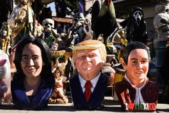 Fotografía de unas figuras del candidato a la presidencia de Estados Unidos, el expresidente y candidato republicano Donald Trump (c), de la candidata demócrata Kamala Harris (i) y de la presidente de México, Claudia Sheinbaum, este martes en Tijuana (México). EFE/Joebeth Terríquez