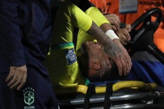 Imagen de archivo del día que Neymar sufrió una grave lesión hace un año en el partido de las eliminatorias Sudamericanas para la Copa Mundial de Fútbol 2026 entre Uruguay y Brasil en el estadio Centenario en Montevideo (Uruguay). EFE/Raul Martinez