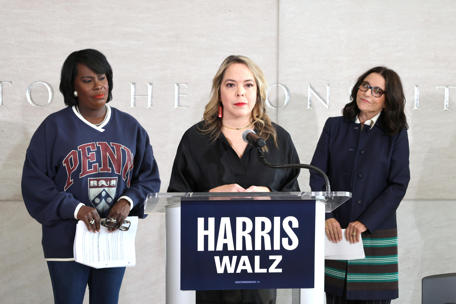 La exfuncionaria de Seguridad Nacional durante la administración de Donald Trump, Olivia Troye (c), habla junto a la alcaldesa de Filadelfia, Cherelle Parker (i), y la actriz Julia Louis-Dreyfus durante una rueda de prensa en el centro de Filadelfia este lunes, en Pensilvania (Estados Unidos). EFE/ Octavio Guzmán