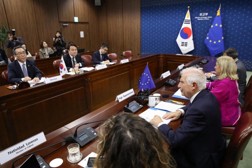 El ministro de Relaciones Exteriores de Corea del Sur, Cho Tae-yul (I), conversa con el Alto Representante de la Unión Europea para Asuntos Exteriores y Política de Seguridad, Josep Borrell (3-D), durante una reunión en el Ministerio de Relaciones Exteriores en Seúl, Corea del Sur, el 04 de noviembre de 2024. 
EFE/EPA/Chung Sung-Jun / POOL