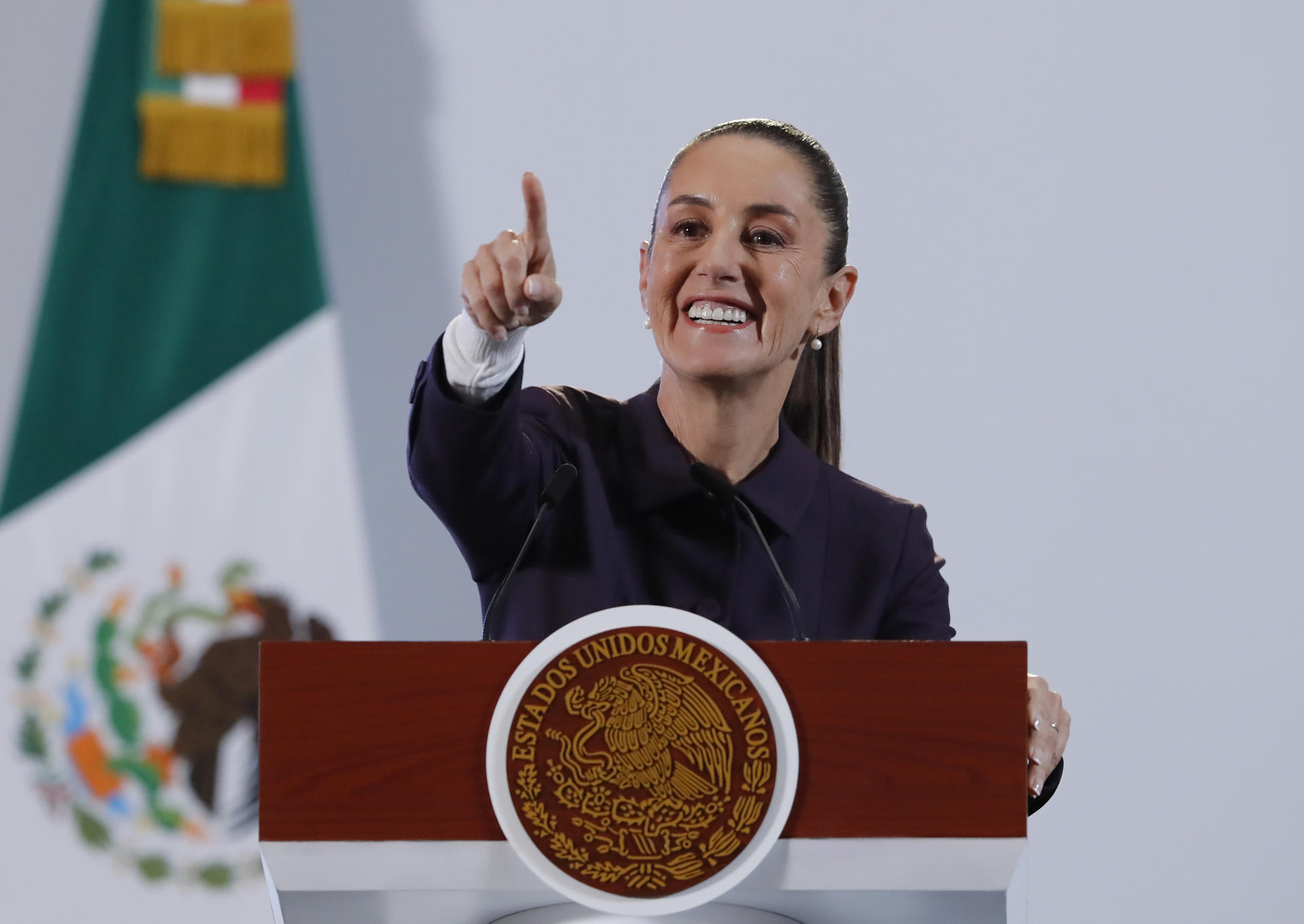 La presidenta de México, Claudia Sheinbaum, habla durante su conferencia de prensa este jueves en Palacio Nacional de la Ciudad de México (México). EFE/ Mario Guzmán