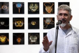 El biólogo alemán Alexander Kroupa habla durante la inauguración de su exposición sobre la biodiversidad cubana, este viernes en La Habana (Cuba). EFE/ Ernesto Mastrascusa