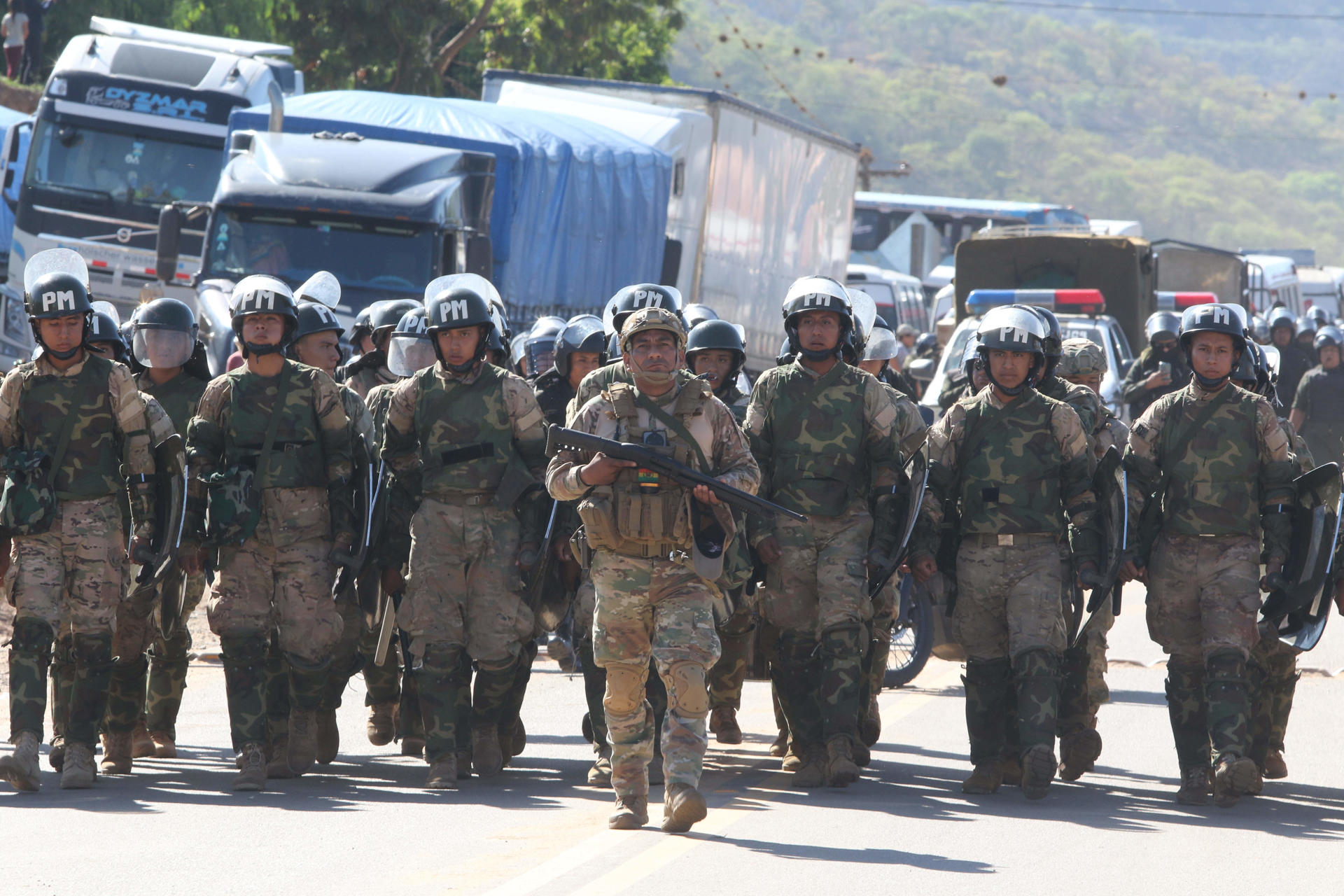 Integrantes de la Policía Militar caminan para intervenir una vía bloqueada este lunes, en Mainara (Bolivia). EFE/ Juan Carlos Torrejon