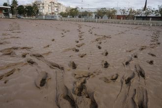 El barro cubre por completo un campo de fútbol en Sedaví, Valencia, este sábado. EFE/ Kai Försterling