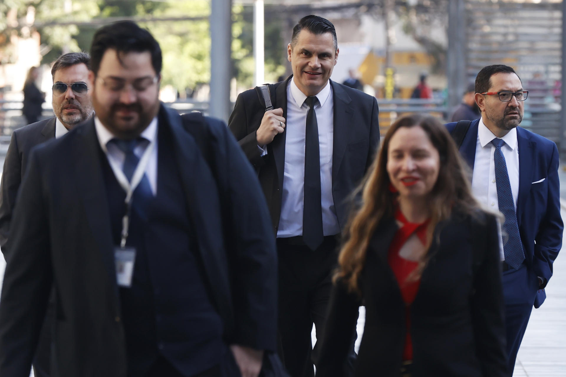 El excarabinero chileno Claudio Crespo (c) llega al juicio oral en su contra este lunes, en el Centro de Justicia en Santiago (Chile). EFE/ Elvis González