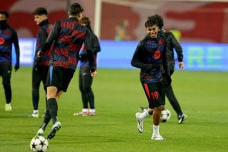 El jugador del Barcelona Lamine Yamal (d) Barcelona en el calentamiento en Belgrado. EFE/EPA/ANDREJ CUKIC