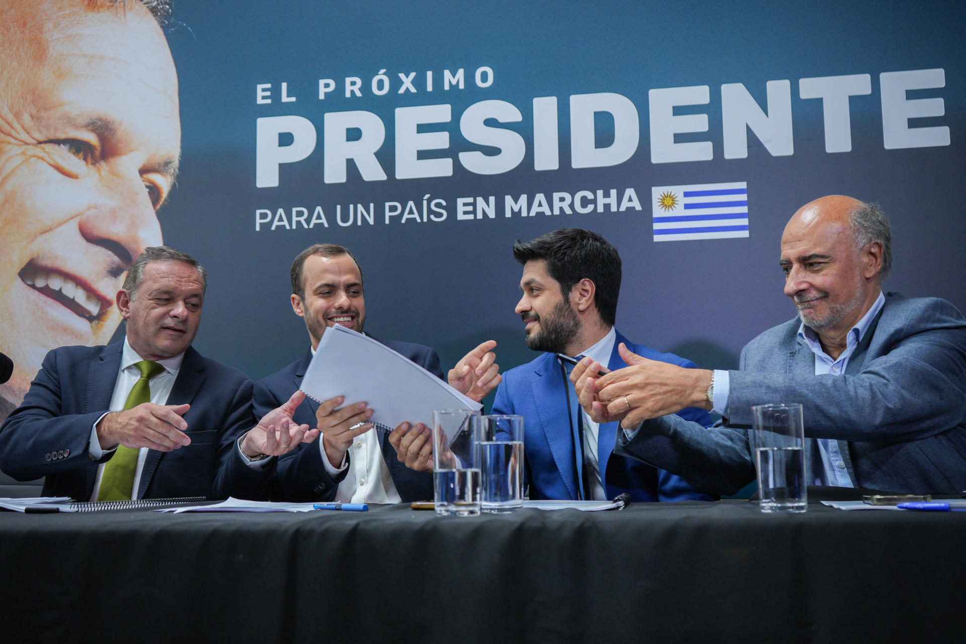 Desde la izquierda, el candidato presidencial por el Partido Nacional (PN), Alvaro Delgado, del PN Agustin Iturralde, del Partido Colorado Andrés Ojeda, y del Partido Independiente Pablo Mieres, asisten a una rueda de prensa este lunes, en Montevideo (Uruguay). EFE/ Sofía Torres