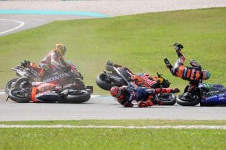 Fabio Quartararo (c) y Brad Binder (d) se caen en el circuito de Sepang, durante el GP de Malasia. EFE/EPA/FAZRY ISMAIL