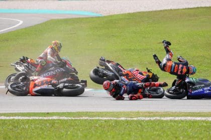 Fabio Quartararo (c) y Brad Binder (d) se caen en el circuito de Sepang, durante el GP de Malasia. EFE/EPA/FAZRY ISMAIL
