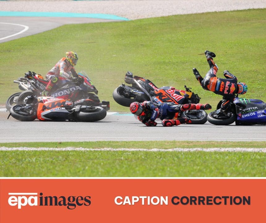Fabio Quartararo (c) y Brad Binder (d) se caen en el circuito de Sepang, durante el GP de Malasia. EFE/EPA/FAZRY ISMAIL