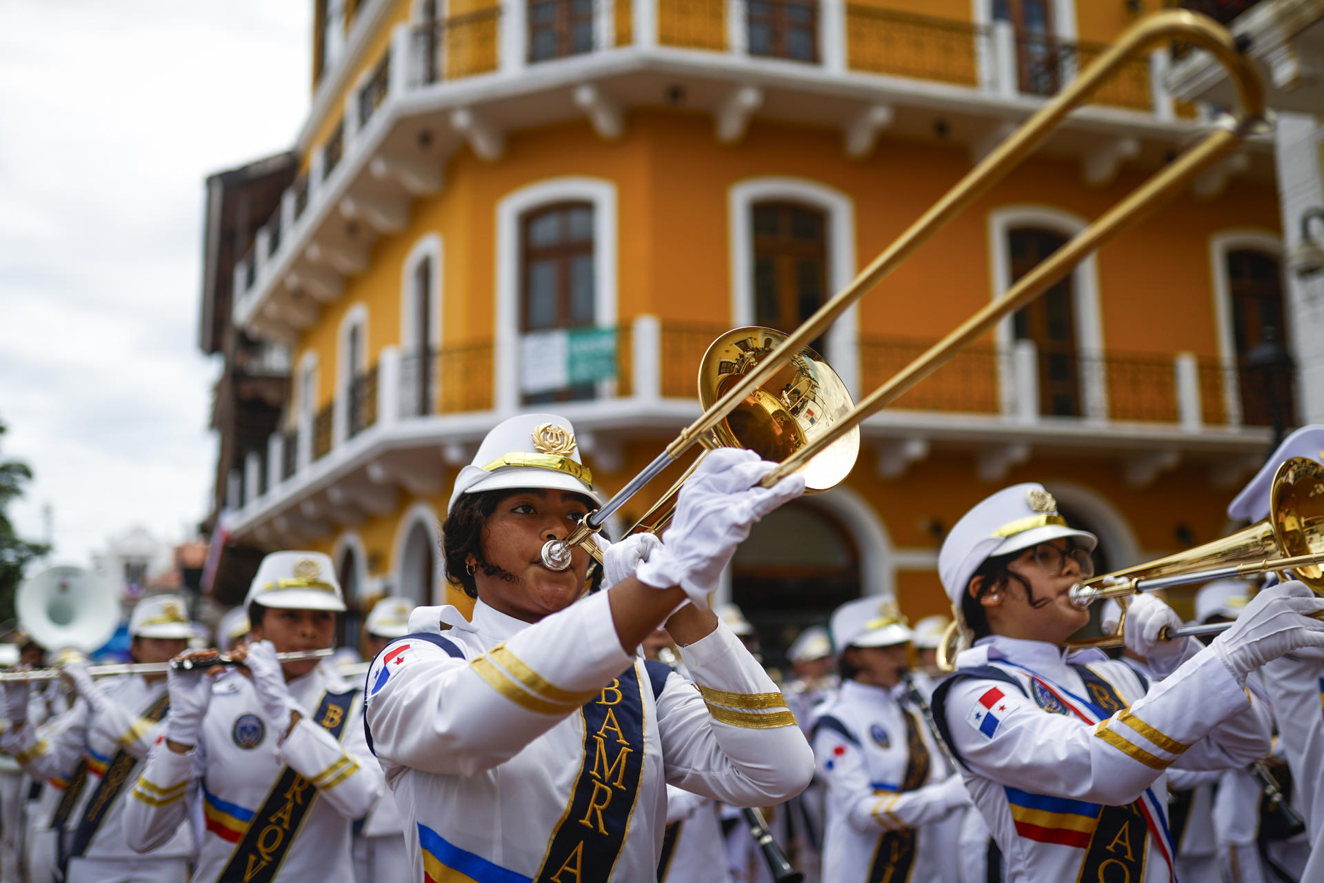 Integrantes de una banda de música escolar participan en la conmemoración del día de los Símbolos Patrios en el Casco Viejo en ciudad de Panamá (Panamá). EFE/ Bienvenido Velasco