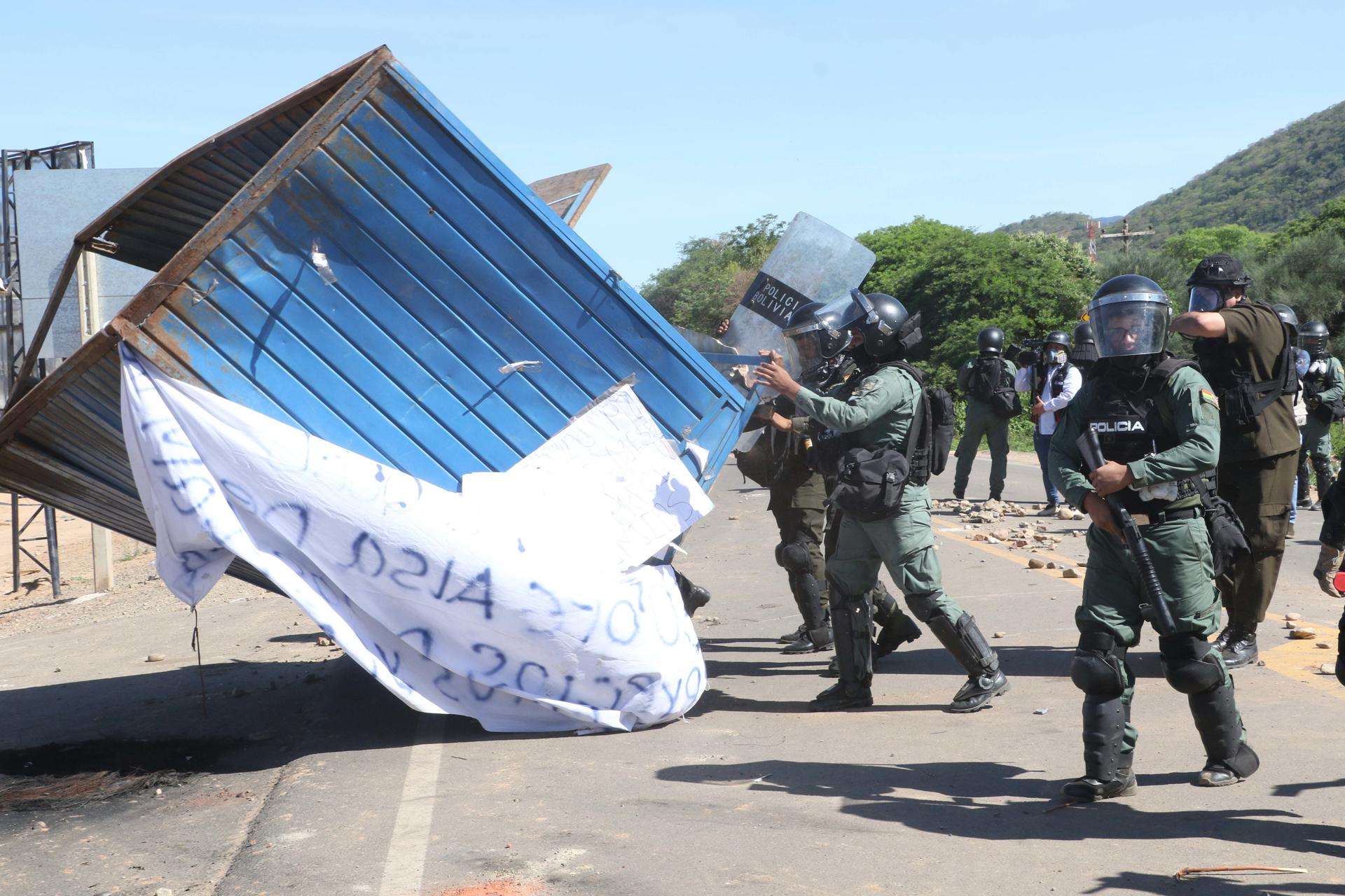 Integrantes de la Policía Boliviana desbloquean una vía este lunes, en Mainara (Bolivia). EFE/ Juan Carlos Torrejon