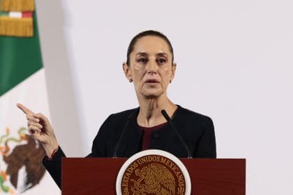La presidenta de México, Claudia Sheinbaum. participa durante una rueda de prensa este viernes, en Palacio Nacional de la Ciudad de México (México). EFE/José Méndez