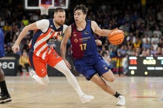 Jakovics (i), del Leyma Coruña, y Nuñez (d) del Barcelona, durante el partido correspondiente a la décimo quinta jornada de la fase regular de la Liga Endesa entre el Barça y el Leyma Coruña. EFE/ Enric Fontcuberta.
