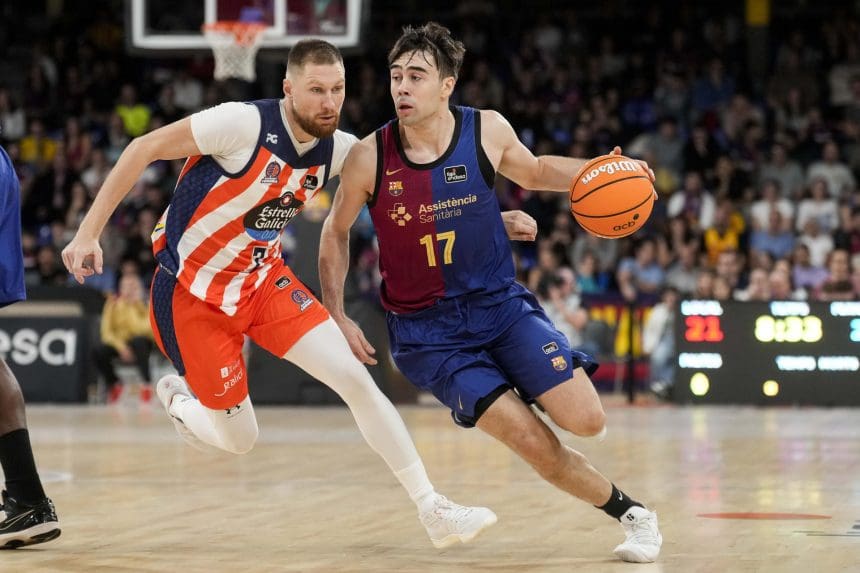 Jakovics (i), del Leyma Coruña, y Nuñez (d) del Barcelona, durante el partido correspondiente a la décimo quinta jornada de la fase regular de la Liga Endesa entre el Barça y el Leyma Coruña. EFE/ Enric Fontcuberta.