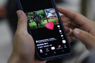 Fotografía de archivo del 1 de octubre de 2024 que muestra a una persona mientras revisa videos en la plataforma TikTok. EFE/ Mauricio Dueñas Castañeda
