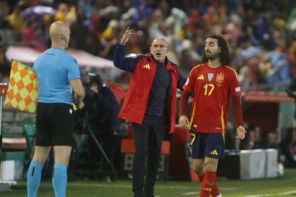 El seleccionador nacional de España Luis de la Fuente (c) junto a Marc Cucurella (d), durante el partido de la Liga de Naciones que disputó España contra Serbia, en el estadio Nuevo Arcángel, en Córdoba. EFE/Salas